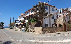 Pensao Alcinda Bettencourt 100 Meters To The Beachfront